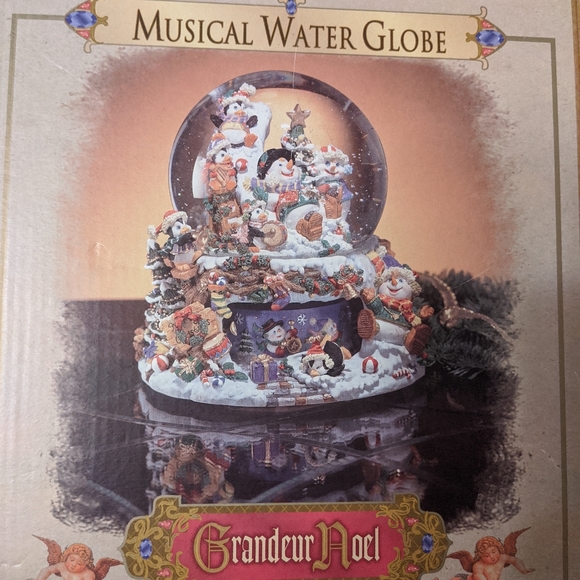 Grandeur Noël Music Snow Globe - Picture 2 of 2